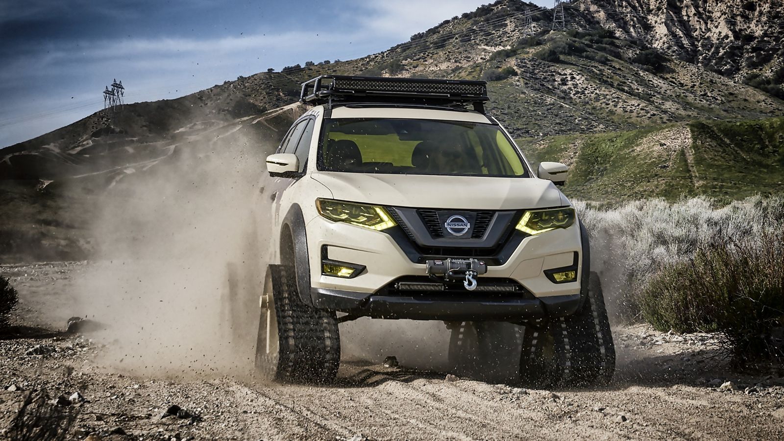 Η Nissan τοποθέτησε μία μπάρα φώτων LED στην οροφή, όπου βρίσκεται σχάρα. Απαραίτητη προσθήκη ο «εργάτης» στον εμπρός προφυλακτήρα.